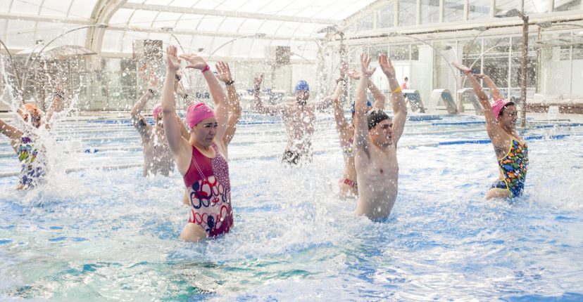 9 maneres per posar-se en forma a la piscina