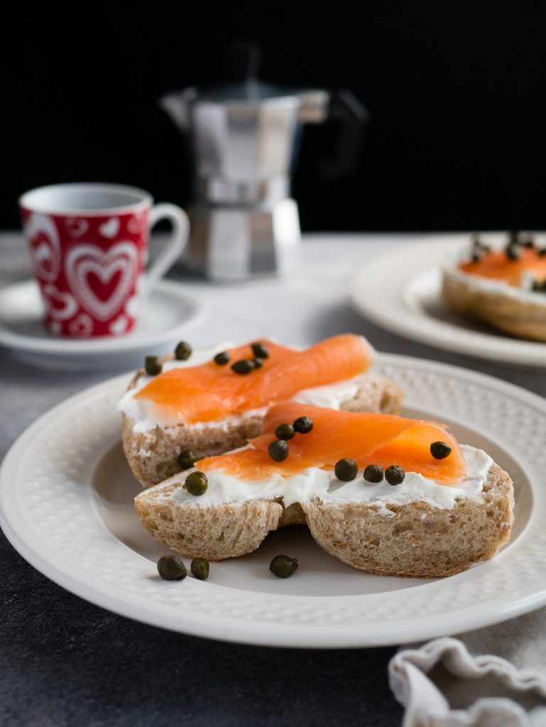 merienda de pan tostado integral con queso fresco y salmon