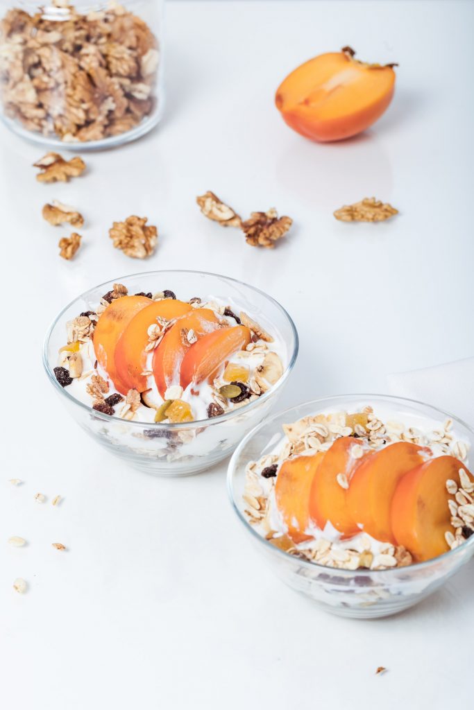 merienda de yogur con caqui y frutos secos