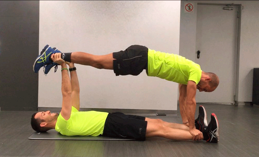 7 ejercicios que puedes hacer con tu compañero de gimnasio - Blog DiR
