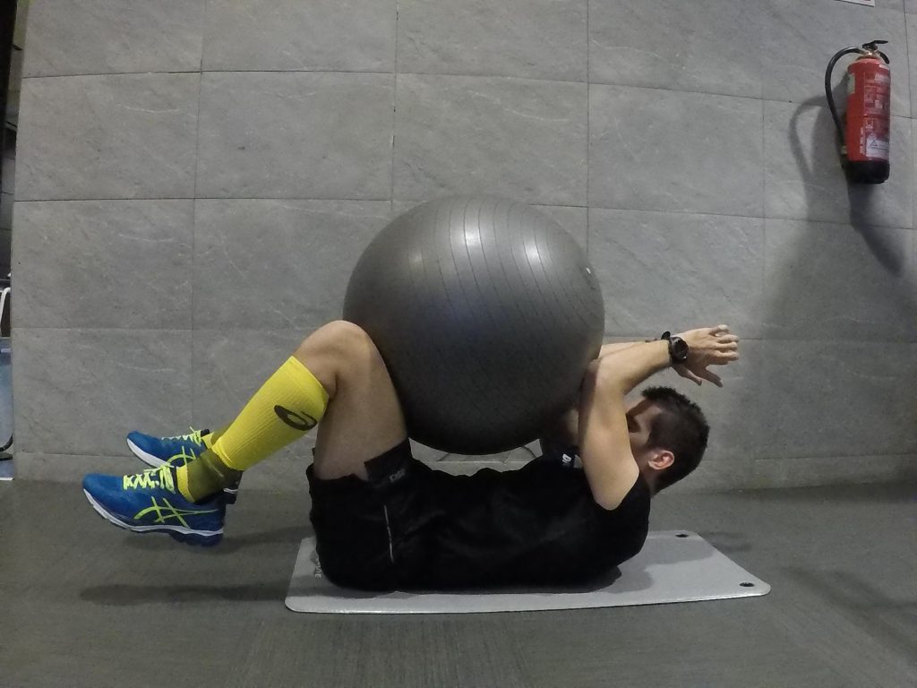 abdominals isomètriques amb fitball