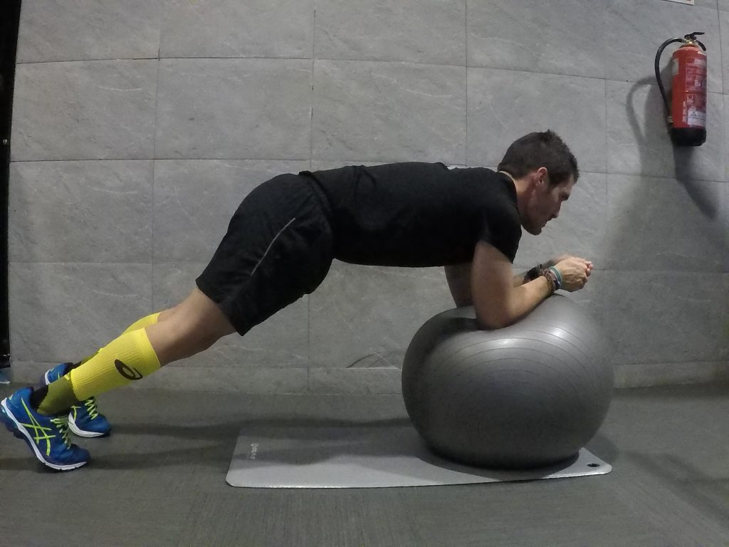 abdominals realitzant una planxa amb fitball