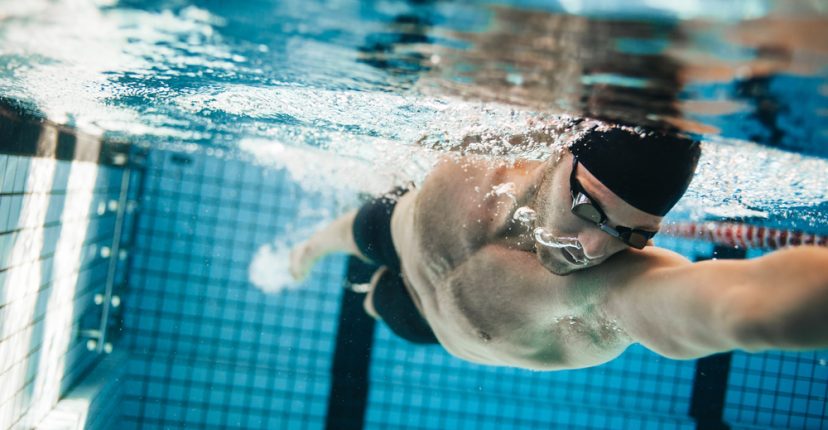 ganar forma física en la piscina