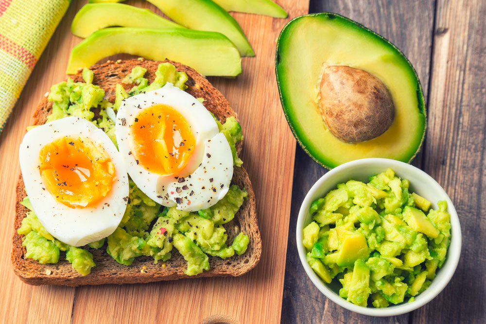 recetas desayunos pan integral con aguacate y huevo duro