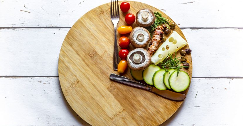 ayuno intermitente plato con comida