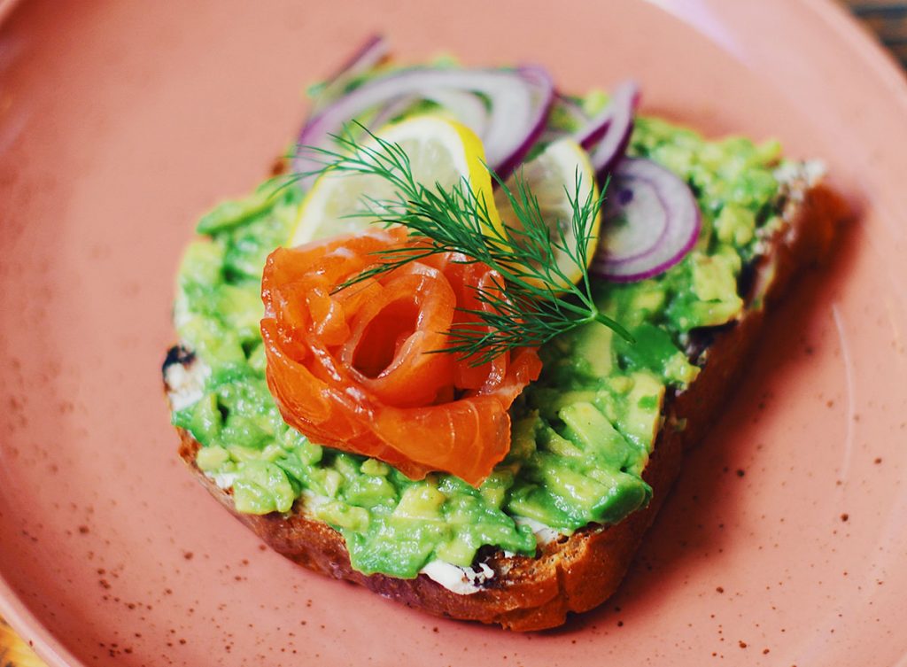 desayunos ricos en proteinas salmón con aguacate