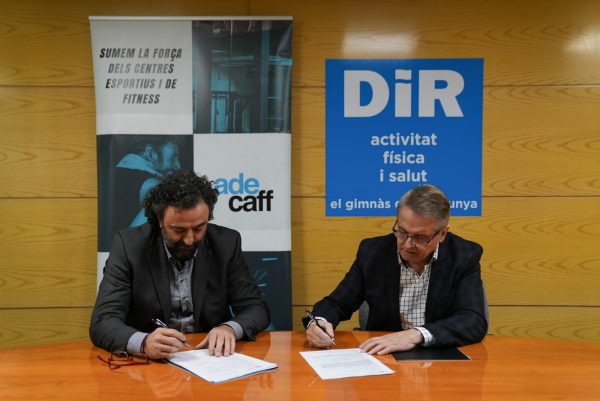 El Sr. August Tarragó y el Sr. Ramon Canela firmando el acuerdo por el que DiR se convierte en socio de pleno derecho de ADECAFF