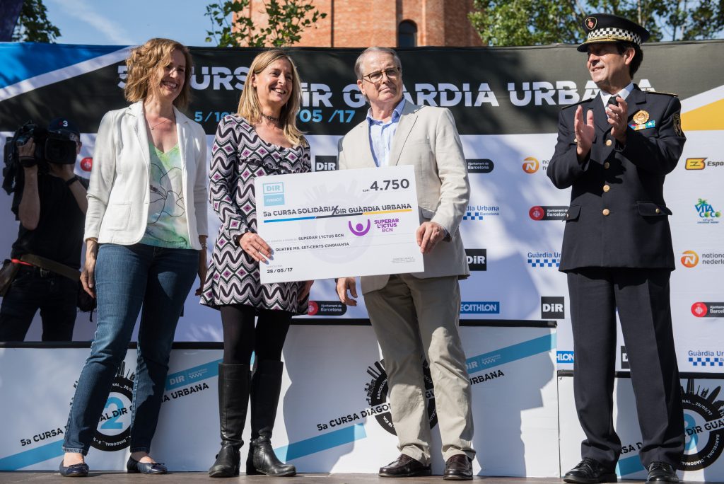 Cursa DiR Guardia Urbana cheque solidario Superar l'Ictus Barcelona